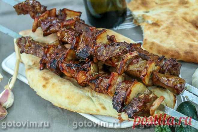 Шашлык из печени с салом. Рецепт с фото Шашлык из говяжьей печени можно приготовить так, что он будет настолько вкусным и сочным, что сможет конкурировать с другими более популярными и часто готовящимися шашлыками. Весь секрет в чередовании кусочков печенку и салом. Оно успевает подтаять и зарумяниться на мангале, пока готовится печень. Жир будет стекать на кусочки говяжьей печенки, и они получатся гораздо сочнее и аппетитнее. Подробности приготовления шашлыка смотрите в этом рецепте.