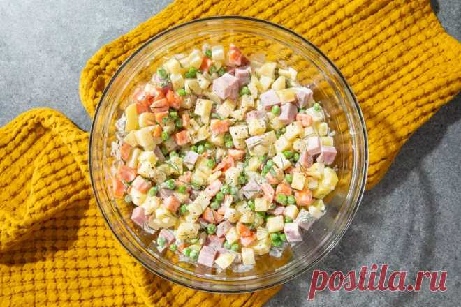 Салат оливье со свежим горошком и ветчиной