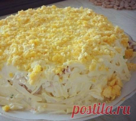 Очень вкусный салатик 

Ингредиенты слоями по очереди: 
1-Картофель 
2-Морковь 
3-лук 
4-солёный огурец 
5-шпроты 
6-белок от яйца 
7-зелень 
8-картофель 
9-курица 
10-сыр 
11-желток 

Приготовление: 
1. Когда все ингредиенты для салата подготовлены я беру салатницу и начинаю готовить салат. Все ингредиенты нужно потереть крупной на терке. 
2. Выкладываем слоями. Всё через слой майонеза.