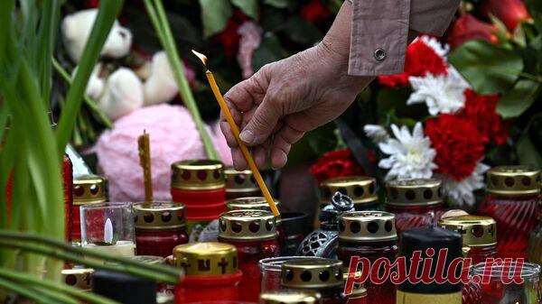 У мемориала в "Крокусе" проводят утреннюю панихиду по погибшим в теракте