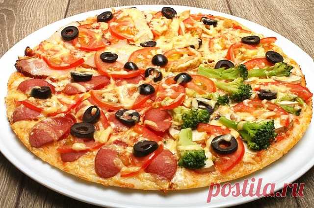 Тесто для тонкой пиццы 

Ингредиенты:
Мука — 330 гр
Молоко — 200 мл
Масло оливковое — 2 ст.л.
Дрожжи (сухие) — 7 гр
Соль — 0,5 ч.л.
Сахар — 2 ч.л.

Рецепт приготовления теста для тонкой пиццы:

Сперва в теплом молоке растворить сахар и дрожжи и дать постоять около 10 минут. Если делаете в хлебопечке, то нужно просеять муку, вылить молоко с дрожжами, масло, соль и поставить на режим «Пицца» — два 10-минутных замеса, перемежающихся с двумя по 10 минут подъемами.