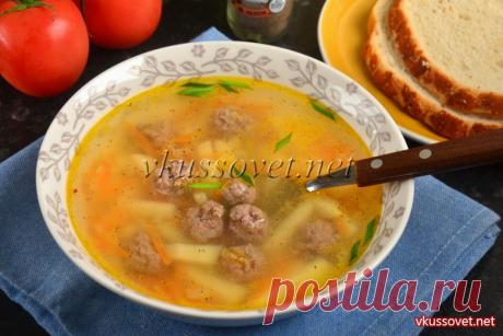 Суп с фрикадельками из говяжьего фарша Суп с говяжьими фрикадельками готовится очень просто, особенно, если в наличии уже есть готовый мясной фарш. Если же нет – то можно его перекрутить при помощи мясорубки или очень мелко нарубить острым ножом. Конечно, можно взять уже готовый продукт – он должен быть свежим и качественным.