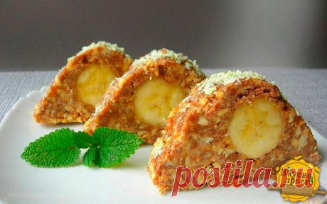 Пирожные «Карпаты» с бананом (без выпечки)
Сегодня поделюсь рецептом вкусных пирожных «Карпаты» без выпечки. Продукты для их приготовление понадобятся самые обычные. Рецепт очень простой и быстрый. Потратив несколько минут времени, вы получите вкусное лакомство к чаю.
 Продукты (на 8 порций)
Печенье «Топлёное молоко» - 200 г
Арахис жареный - 100 г
Шоколад молочный - 1 плитка (90 г)
Банан (бо