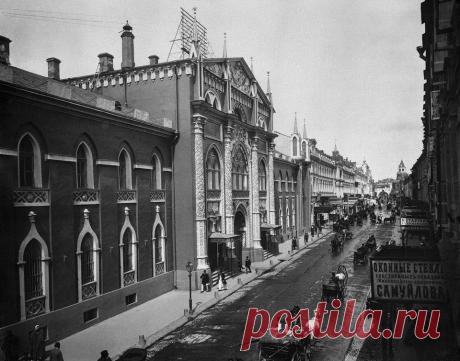 Facebook

ИЗ СОБРАНИЯ ИСТОРИЧЕСКОГО МУЗЕЯ
П.П. Павлов
Москва. Никольская улица. Вид на Синодальную типографию. 1890–1900-е гг.

Никольская улица проходила от Красной площади до башен Никольских ворот стены Китай-города. Ее украшением было здание Синодальной типографии – такое название получил Печатный Двор (первая типография в России) после перехода его в ведение Синода.