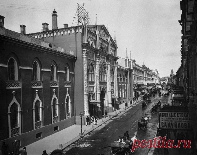 Facebook

ИЗ СОБРАНИЯ ИСТОРИЧЕСКОГО МУЗЕЯ
П.П. Павлов
Москва. Никольская улица. Вид на Синодальную типографию. 1890–1900-е гг.

Никольская улица проходила от Красной площади до башен Никольских ворот стены Китай-города. Ее украшением было здание Синодальной типографии – такое название получил Печатный Двор (первая типография в России) после перехода его в ведение Синода.