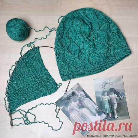 Изумрудная шапочка спицами. Модель Натальи Санниковой.