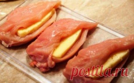 Обалденная куриная грудка с сыром Описание приготовления: Куриная грудка очень аппетитная и сочная. Сделайте в грудках надрез, в который вложите сыр. Закройте его зубочистками, запанируйте