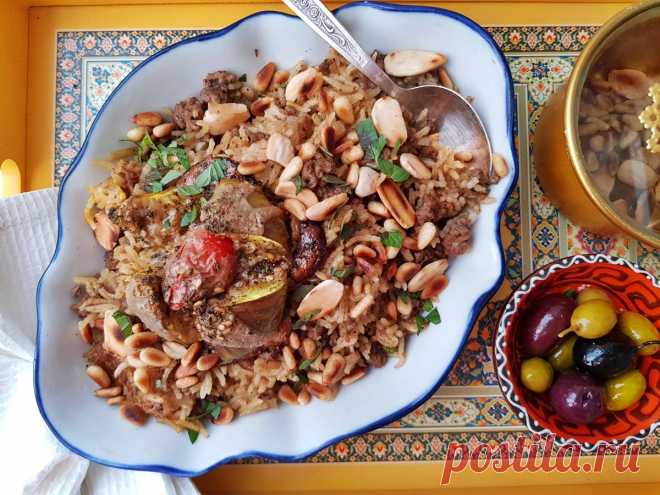 Мансаф – рис с бараниной, орехами и бахаратом Рецепт ароматнейшего восточного риса с бараниной и специей Бахарат, в состав которой входит корица, гвоздика, душистый и черный перец.