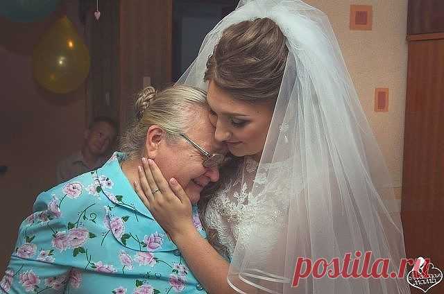 1. Никогда не ругайся с мужем при детях. Уважать не будут -- ни тебя, ни
 отца. А если дети перестанут – уважать родителей – то перестанут и 
слушаться – тогда беда будет.

2. Никогда не командуй  мужем, лучше сделай так, чтобы он сам -- захотел
 то, что тебе надо.

3. Храни Мир в доме. Учись  прощать и первой мириться. Ссоры, обиды и 
грубость  рушат семьи. Мир в семье – дороже всего.

4. Никогда не прибирай дом   в плохом настроении. Ещё больше грязи 
разведешь.

5. Не б...