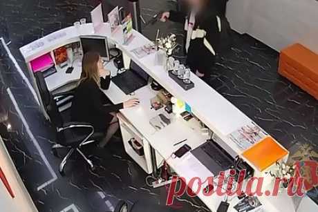 Стрелявшего из игрушечного пистолета в спортзале россиянина обвинили в разбое. В Красноярске возбудили уголовное дело о разбое в отношении 18-летнего местного жителя, который в спортзале наставил игрушечный пистолет на администратора. Фигурант потребовал от сотрудницы выдать ему деньги, а когда та исполнила приказание, скрылся. По словам молодого человека, так он решил пошутить.