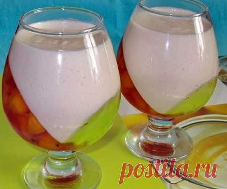 САМЫЕ ВКУСНЫЕ РЕЦЕПТЫ ЖЕЛЕ

1. Шоколадное желе

ИНГРЕДИЕНТЫ:
1 литр молока,
1 стакан сахара,
2 плитки шоколада черного, но можно и молочный(200 гр)
20 гр. желатина.

ПРИГОТОВЛЕНИЕ:
Измельчить шоколад (натереть на терке), смешать его с сахаром и молоком. Смесь вскипятить. Предварительно замоченный в холодном молоке желатин растворить в закипевшей молочно-шоколадной смеси. Хорошо все перемешать и разлить в формочки, поставить в холод. Совет: если хотите желе, выложить из фор...