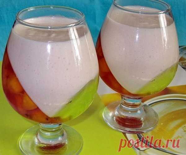 САМЫЕ ВКУСНЫЕ РЕЦЕПТЫ ЖЕЛЕ

1. Шоколадное желе

ИНГРЕДИЕНТЫ:
1 литр молока,
1 стакан сахара,
2 плитки шоколада черного, но можно и молочный(200 гр)
20 гр. желатина.

ПРИГОТОВЛЕНИЕ:
Измельчить шоколад (натереть на терке), смешать его с сахаром и молоком. Смесь вскипятить. Предварительно замоченный в холодном молоке желатин растворить в закипевшей молочно-шоколадной смеси. Хорошо все перемешать и разлить в формочки, поставить в холод. Совет: если хотите желе, выложить из фор...