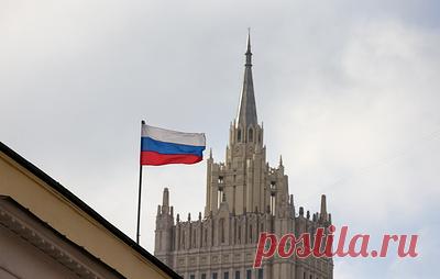 МИД РФ заявил, что Россия оставляет за собой право обеспечивать свою безопасность. Официальный представитель ведомства также подчеркнула, что в условиях развязанной Западом против России тотальной гибридной войны было бы наивно рассчитывать на отсутствие каких-либо военно-технических контрмер со стороны Москвы