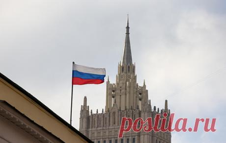 МИД РФ заявил, что Россия оставляет за собой право обеспечивать свою безопасность. Официальный представитель ведомства также подчеркнула, что в условиях развязанной Западом против России тотальной гибридной войны было бы наивно рассчитывать на отсутствие каких-либо военно-технических контрмер со стороны Москвы