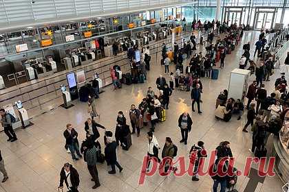 Экс-стюардесса перечислила неоправданно дорогие товары в аэропорту. Бывшая стюардесса перечислила товары, которые продаются в аэропорту по неоправданно высоким ценам. По словам экс-бортпроводницы, определенно не стоит тратить деньги на еду в авиагавани. С собой в сумке можно пронести твердую пищу, к примеру сэндвич, заключила специалист.