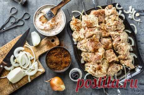 10 рецептов пряных маринадов к мясу Любое мясное блюдо можно сделать невероятно сочным и вкусным благодаря интересным рецептам маринада. От острых соусов до ягодных смесей ассортимент достаточно большой! Но сейчас речь зайдет о лучших и оригинальных рецептах маринада, которые сделают мясо поистине незабываемым.