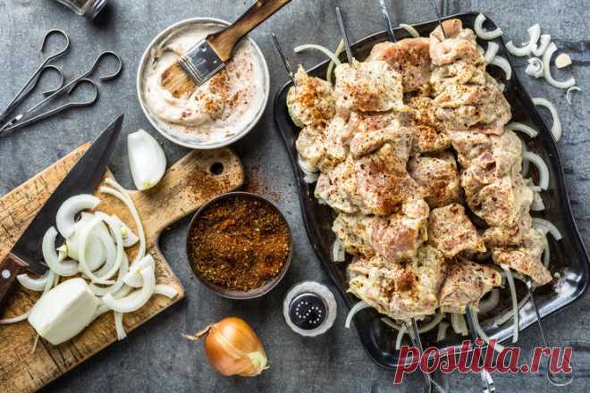 10 рецептов пряных маринадов к мясу Любое мясное блюдо можно сделать невероятно сочным и вкусным благодаря интересным рецептам маринада. От острых соусов до ягодных смесей ассортимент достаточно большой! Но сейчас речь зайдет о лучших и оригинальных рецептах маринада, которые сделают мясо поистине незабываемым.