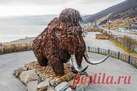 Россияне выбрали самый необычный народный арт-объект страны. Мамонт из железа из Магаданской области назван победителем во всероссийском конкурсе на самый необычный народный арт-объект страны «Туту Арт». Скульптура древнего животного сделана из металлолома — «шкура» мамонта покрыта шестеренками, винтиками и подшипниками и напоминает элементы часового механизма.