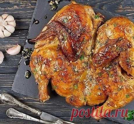 Курица по-аджарски.

Очень рекомендую этот простой и мега-вкусный рецепт!
Вам потребуется:
курица 2 кг
чеснок 8 зубчиков
кинза 20 г
соль 1 ст.л.
перец 1 ч.л.
хмели-сунели 1 ч.л.
паприка 1 ч.л.
вода 230 мл
Как готовить:
1. Тушку разрезать вдоль по грудке. Посолить и поперчить с обеих сторон.
Раскалить на сковороде с толстым дном немного растительного масла и отправить туда курицу, положив ее внутренней частью вниз.
2. Сверху накрыть курицу тарелкой меньшего диаметра чем ско...