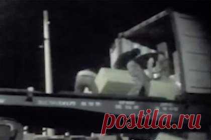 Выбрасывающие грузы из российских поездов попали на видео