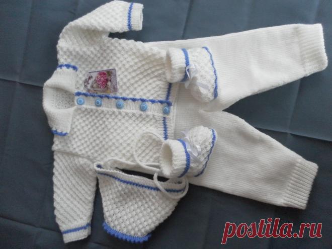 комплект для малыша связан из очень мягкой детской пряжи новинка