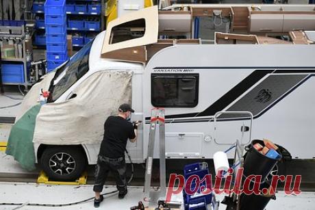 Крупнейшая экономика Европы резко сократила выбросы парниковых газов. С 2016 по 2022 год Германия сократила выбросы парниковых газов на 17 процентов. По этому показателю крупнейшая экономика Европы обошла Великобританию, которая за то же время снизала выбросы на 14 процентов. Это обстоятельство может помешать реализации планов Лондона стать лидером в борьбе с изменением климата.