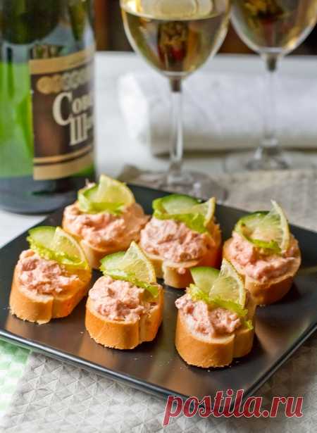 Мусс из малосольного лосося на Вкусном Блоге Срочно несу вам рецепт новогодней закуски – если ваше новогоднее меню еще не утверждено и печатью не заверено, вносите в него этот мусс обязательно. Особенно если любите красную рыбу 😉 Готовится он на “раз-два”. Варианты подачи можно подобрать по вкусу – на багете, на крекерах, на ломтиках огурца и так…