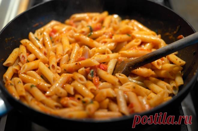 макароны на сковороде
