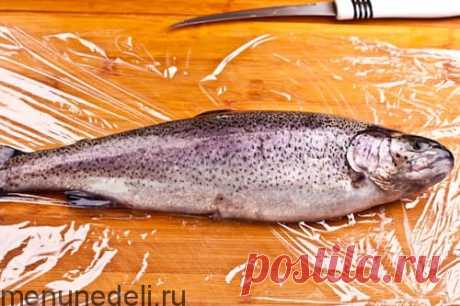 Рецепт радужной форели, фаршированной лимоном и петрушкой / Меню недели