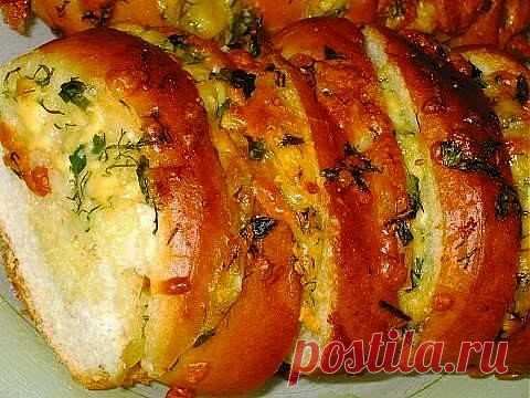 Батон запеченный с сыром и чесноком.
