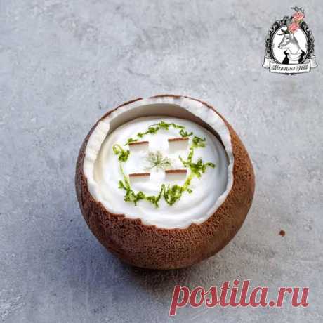 Рецепт ресторанного десерта от ателье Доминик Кренн!

Пирожное «Кокос»

Кто в теме, тот уже понимает, насколько эксклюзивный рецепт нам попался. Нашла его в юбилейном выпуске журнала So Good, и это абсолютно другой профессиональный уровень для десертов с кокосом

Состав:
Кокосовая «мякоть», «оболочка» кокоса, кокосовый мусс, карамелизованный ананас, кокосово-травяной сорбет, сорбет саке-маракуйя-банан, лаймовый бисквит дакуаз

Автор: Хуан Контрерас (Кондитер , Atelier Cren...