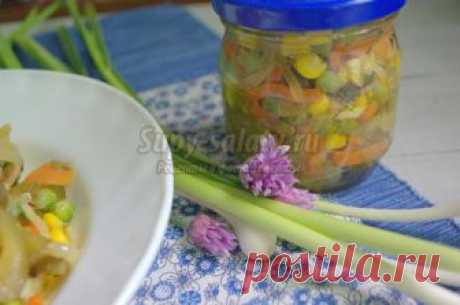 Салат с квашеными огурцами, горошком и грибами. Рецепт с пошаговыми фото