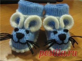 МАСТЕР-КЛАСС «ПИНЕТКИ-МЫШКИ»  
Набираем 40 петель
Замыкаем и вяжем на 4 спицах (по 10 петель) 2 ряда белой нитью изнаночными петлями, затем 3 ряда голубой нить лицевыми петлями,
затем белой нитью - 1 ряд лицевыми и 2 ряда изнаночными
Белую нить обрезаем, 2 кончика завязываем узелком.
Показать полностью…