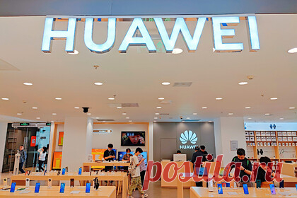 Продажи смартфонов Huawei рухнули. Продажи смартфонов Huawei рухнули в 2021 году на фоне санкций США. Журналисты ссылаются на отчет аналитической компании Omdia, согласно которому поставки смартфонов Huawei в 2021 году резко снизились на 81,6 процентов по сравнению с годом ранее. Компания реализовала около 35 миллионов единиц.