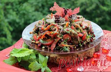 ​Грузинский салат с куриной печенью и гранатом Ингредиенты:Печень куриная &mdash; 500 гПерец болгарский &mdash; 0,5 шт.&nbsp;Помидоры &mdash; 350 г&nbsp;Лук красный &mdash; 60 г&nbsp;Чеснок &mdash; 2 зубчика&nbsp;Мука &mdash; 2 ст. л.
Масло растительное &mdash; 2 ст. л.&nbsp;Соль &mdash; 1 ч. л.&nbsp;Перец молотый &mdash; 0,5 ч....