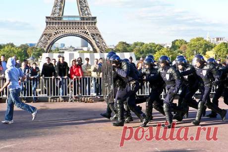Достопримечательности Парижа закрыты из-за терактов во Франции 13-14 ноября 2015