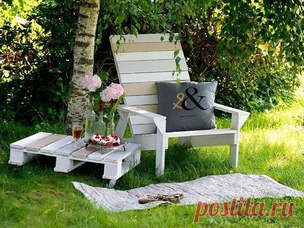 Постройки для дачи из деревянных поддонов - фото примеров Постройки для дачи из деревянных поддонов можно подразделить на две большие категории: надежные, но дорогие и дешевые, но менее стойкие.