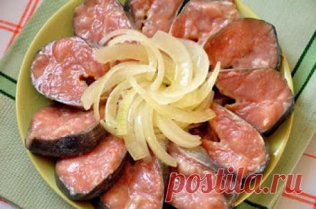 Самые вкусные рецепты: Соленая горбуша в масле с луком