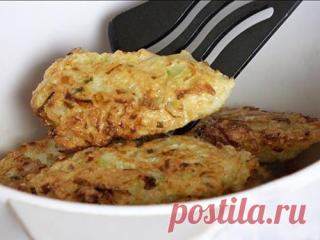 Луковые котлеты: вкуснейшее блюдо практически из ничего. Да еще и готовится быстро!
Мы спешим порадовать новым рецептом бюджетных котлет. Когда их пробуешь, то не сразу можешь угадать, из чего они сделаны: то ли грибы, то ли рыба, то ли овощи… А основной компонент в них — обычный репчатый лук!