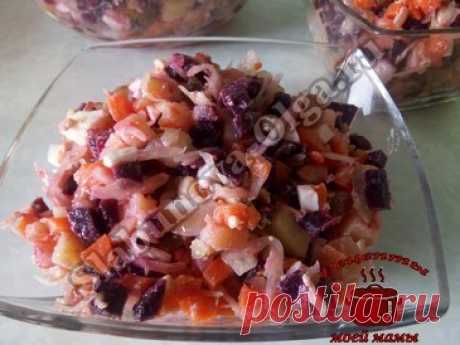 Винегрет с солеными огурцами и яйцами Дорогие читатели! Хотите приготовить вкусный и в то же время сытный салат из овощей, готовим винегрет с солеными огурцами и яйцами. Он отлично подойдет на завтрак или ужин, как самостоятельное блюдо. ИНГРЕДИЕНТЫ: 1-2 свеклы 2-3 соленых огурцов 3 яйца 200 г квашеной капусты 2-3 картофелины 1-2 моркови 1 головка лука черный молотый перец нерафинированное растительное …