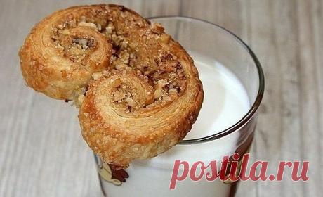 Печенье "Ушки" из слоеного теста

Ингредиенты:

молотый грецкий орех
тесто (в нашем случае из магазина) - 400 г, два пласта
коричневый сахар

Приготовление:

1. Пройдитесь скалкой по орехам, чтобы они слегка вдавились в тесто. (Слегка!). Затем отметьте середину, ну и заворачивайте, как показано на фото.

2. После того, как пласты буду завернуты. Нарежьте на печеньки. Где-то по 1-1,5 см в толщину. То же самое проделать со вторым пластом теста. Если у вас нет орехов, просто ...