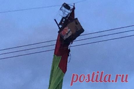 Воздушный шар с пассажирами повис на ЛЭП и загорелся в Липецкой области. Воздушный шар с пассажирами повис на высоковольтной линии электропередач (ЛЭП) и загорелся в районе особой экономической зоны (ОЭЗ) «Липецк». После столкновения с ЛЭП произошел пожар, однако пассажиры самостоятельно потушили начавшееся возгорание. В результате инцидента никто не пострадал.