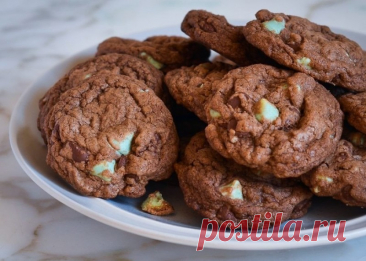 Мятно-шоколадное печенье Ингредиенты:Мука пшеничная — 300 гКакао — 60 гКоричневый сахар — 180 гШоколадные капли — 360 грамм (тёмный шоколад)Мятные капли — 135 гСливочное масло — 200 гЯйца — 2 шт.Сода — 1 ч. л.Соль — 0,5 ч. л.Сахар белый — 150 гВанильный...