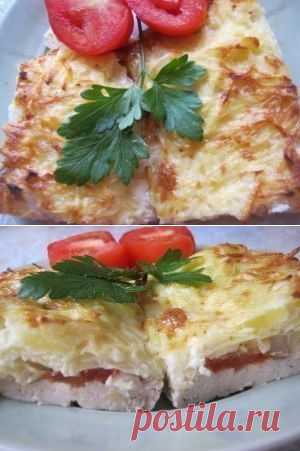Курица запеченная под тертым картофелем.

Вам потребуется:

- Филе куриное-2 шт
- Картофель крупный-4 шт
- Лук репчатый-1 шт.
- Помидор крупный -2 шт.
- Сметана-1/4 стакана
- Яйцо-3 шт.
- Чеснок-2 зубчика
- Соль, перец

Как готовить: