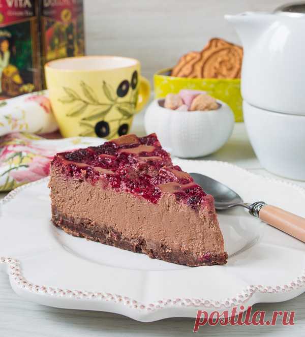 Шоколадный творожник с малиной на Вкусном Блоге Иногда творожник мало чем уступает чизкейку – как в случае с тем, рецепт которого я принесла вам сегодня. Но я в любом случае редпочитаю называть вещи своими именами. Сделан из крим-чиза – чизкейк, из творога – добро пожаловать в творожники 😉 Сегодняшний герой – шоколадный. И он просто роскошно оттеняется…