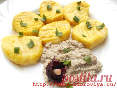 Картофельные клецки с  творогом и грибным соусом.Очень люблю картофельные клецки! Вкусно, доступно и очень просто готовить.

Вариантов их очень много. Но сегодня у меня  рецепт картофельных клецек с творогом и вкусным грибным соусом.

Картофельные клецки - рецепт

Ингредиенты:

Для картофельных клецек

600 гр. картофеля
150 гр. творога
2 яйца
1 ч.л. куркумы (по желанию)
мука
соль, перец