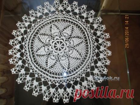 Салфетка с ананасами – работа Натальи