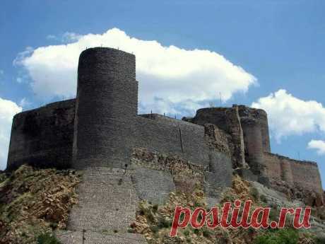 Ուղթիս (Օլթի) բերդաքաղաք -Այն գտնվում է քաղաքի արևմտյան մասում, Ճորոխ գետի աջակողմյան վտակ Օլթի գետի ափին` դժվարամատույց լեռան վրա,ռուս- թուրքական 1914 թ. սահմանի մոտ, շրջապատված կանաչապատ լեռներով ու բլուրներով։Օլթիի բերդն իր բնական ամրությամբ ու կառուցվածքով նման է Կարսի հռչակավոր բերդին։ Կառուցվել է Բագրատունիների օրոք, X—XI դարերում։ Դրա մնացորդները՝ պաշտպանական պարսպի առանձին հատվածներ, բուրգերի ու մյուս կառուցվածքների ավերակներ, պահպանվել են մինչև մեր օրերը։