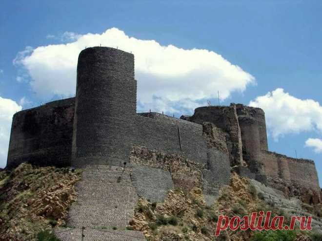 Ուղթիս (Օլթի) բերդաքաղաք -Այն գտնվում է քաղաքի արևմտյան մասում, Ճորոխ գետի աջակողմյան վտակ Օլթի գետի ափին` դժվարամատույց լեռան վրա,ռուս- թուրքական 1914 թ. սահմանի մոտ, շրջապատված կանաչապատ լեռներով ու բլուրներով։Օլթիի բերդն իր բնական ամրությամբ ու կառուցվածքով նման է Կարսի հռչակավոր բերդին։ Կառուցվել է Բագրատունիների օրոք, X—XI դարերում։ Դրա մնացորդները՝ պաշտպանական պարսպի առանձին հատվածներ, բուրգերի ու մյուս կառուցվածքների ավերակներ, պահպանվել են մինչև մեր օրերը։