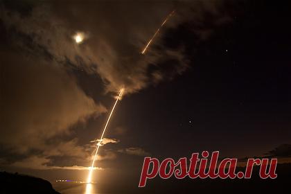 США назвали свою единственную гиперзвуковую противоракету. Ракеты Standard Missile 6 (SM-6) могут использоваться против гиперзвукового оружия, пишет The Drive, ссылаясь на заявление вице-адмирала Военно-морских сил (ВМС) США Джона Хилла. «[SM-6] действительно единственная гиперзвуковая оборона в стране», — сказал американский военный.